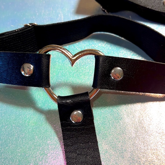 New 1 pair of Heart Leg Garters - Picture 3 of 7